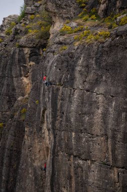Uçuruma tırmanan bir kadın