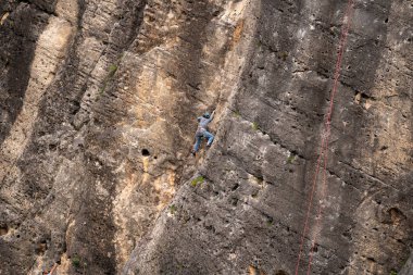 Genç bir kadın dağa tırmanıyor..