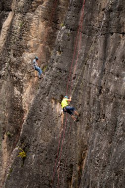 Uçuruma tırmanan adam.