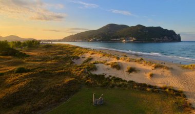 Dağlardaki plajın gün batımı manzarası