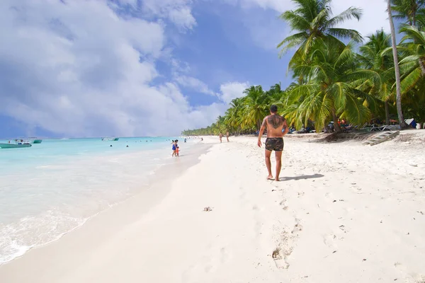 Tropikal adada mutlu bir çift genç adam ve güzel bir kadın