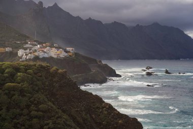 Dağlardaki deniz manzarası