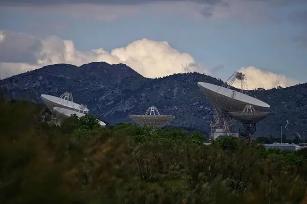 Dağların arka planında uydu anteni