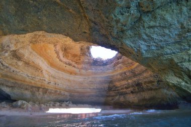 Denizde güzel bir mağara manzarası