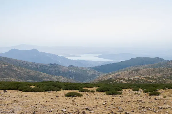 Betonun kuzeyindeki dağların manzarası