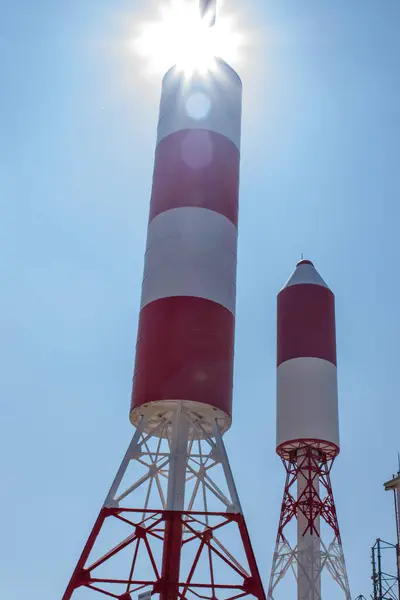 Mavi gökyüzü arka plan üzerinde kırmızı fener