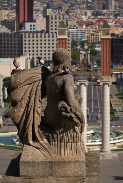 Şehirdeki bir adamın heykeli