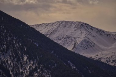 Üzerinde bir uçak olan bir dağ.