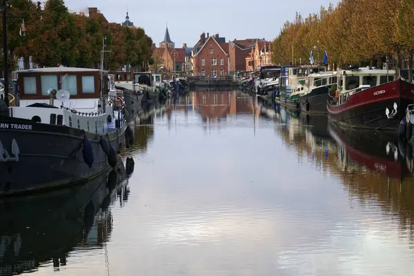 İçinde birkaç tekne bulunan bir kanal.