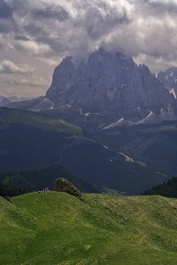 Üzerinde birkaç kişi olan bir dağ.