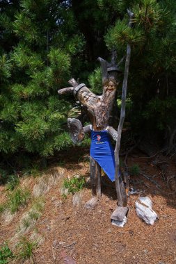 Mavi eşarp tutan bir adamın heykeli.