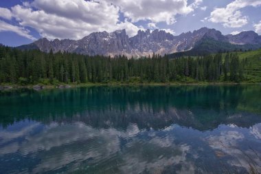 Arka planda dağ olan bir göl.