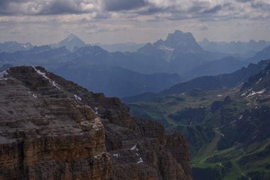 Bir dağın tepesinde vadi manzaralı bir insan.