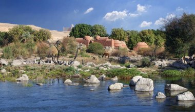 Mısır medeniyetinin ve tapınaklarının tarihini keşfediyor.
