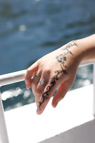 Mısır medeniyetinin ve tapınaklarının tarihini keşfediyor.