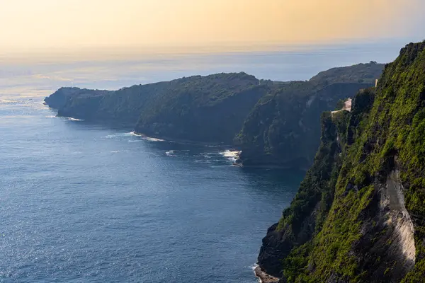 Bir uçurum, üstünde bir yol var.