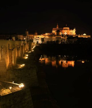 Geceleyin eski Toledo şehri.