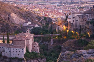 Günbatımında ortaçağ duvarı olan bir ortaçağ kalesi manzarası, İspanya