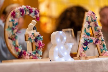 Düğün mumlarıyla birlikte sofra kurulumu