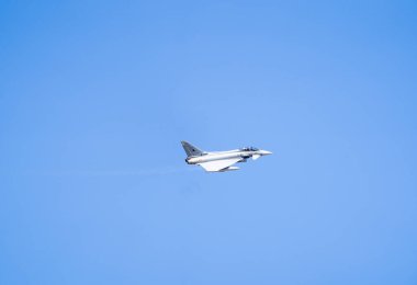 Savaş uçağı gökyüzünde uçuyor.