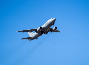 Gökyüzünde bir uçak