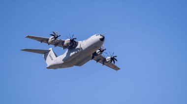 Gökyüzünde uçan askeri uçaklar