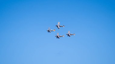 Mavi gökyüzü arka planında uçan uçaklar