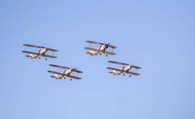 Mavi ve beyaz okları olan akrobatik takım