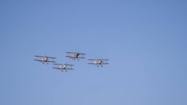 Uçan uçak, mavi gökyüzü