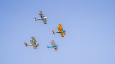 Gökyüzündeki uçaklar uçuyor.