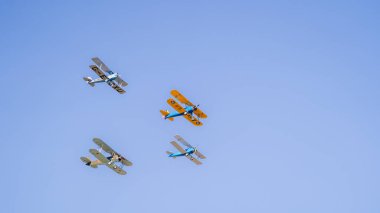 Havadaki eski uçak.