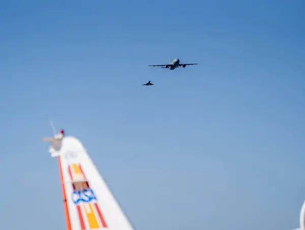 空を離陸する飛行機 — ストック写真