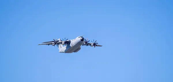 青空を飛んでいる軍用飛行機 — ストック写真