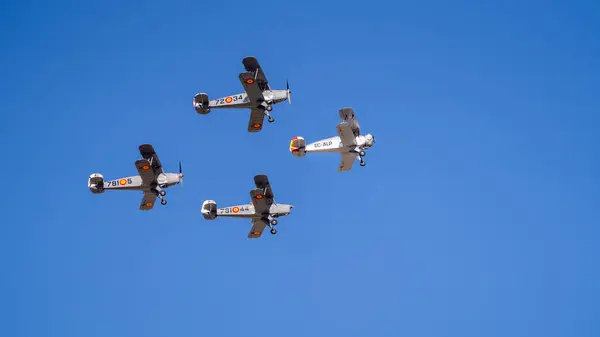 空を飛ぶ複葉機 — ストック写真