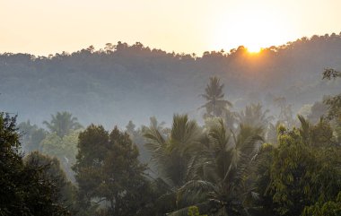 Sabah dağın üzerinden gün doğuyor.