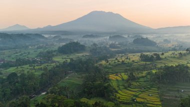Bali yanardağında gün batımı 