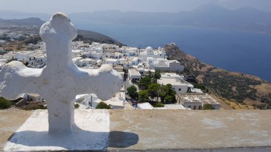 Santorini şehrinde bir kilise manzarası