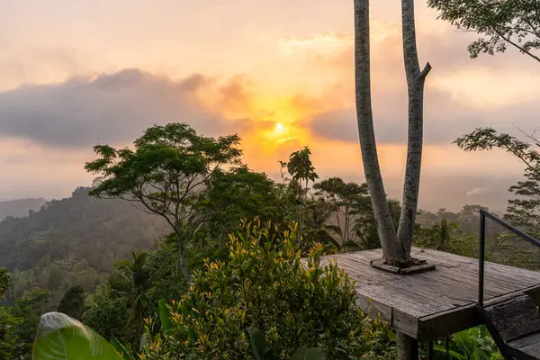 Güneş bir dağın tepesinden yükseliyor.