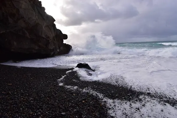 Dalgalar kayalara çarpıyor.