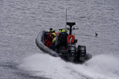 Denizdeki bir teknenin yakın çekimi.