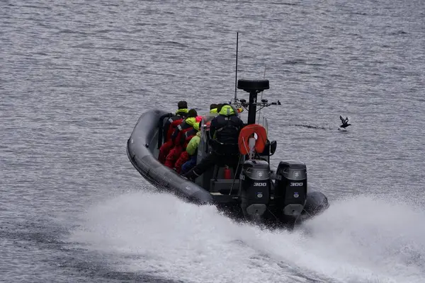 Denizdeki bir teknenin yakın çekimi.