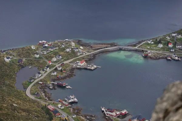 Denize ve dağlara bak.