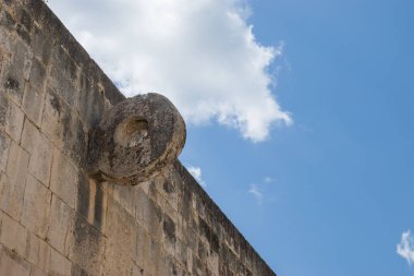 Taş kulenin duvarı.