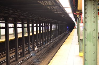 New York - 16 Aralık, 20 017: Manhattan metro istasyonu.