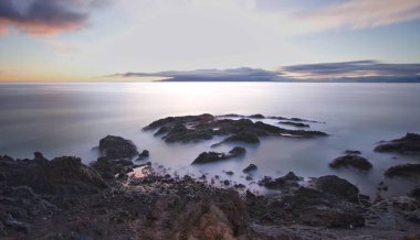 Sahilde güzel bir gün batımı. Doğa