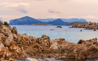 kayalık sahil görünümü