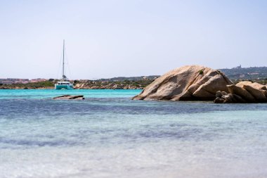 Mavi gölü olan güzel deniz manzarası