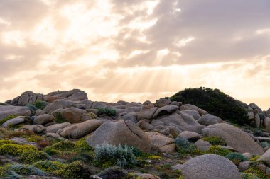 Dağın ortasındaki kayalar.