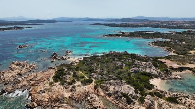 Sardunya büyüleyici plajları, kristal berrak suları, yumuşak beyaz kumları ve dramatik kaya oluşumlarıyla ünlüdür..