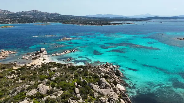 Sardunya büyüleyici plajları, kristal berrak suları, yumuşak beyaz kumları ve dramatik kaya oluşumlarıyla ünlüdür..